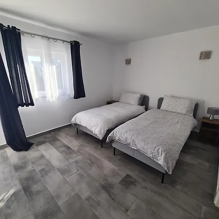 Oura - Large - Private Pool - 5 Bedrooms Вілла